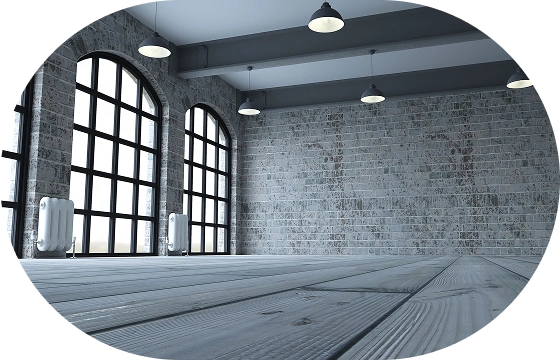 Böyük qövsvari pəncərələri, kərpic divarları və taxta döşəməsi olan boş loft-üslublu interyer, təmir və ya müasir interyer bitirilməsi üçün hazırdır.