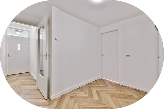 Mebel yerləşdirməyə hazır, ağ divarları və laminat döşəməsi olan boş, təmirli daxili məkan