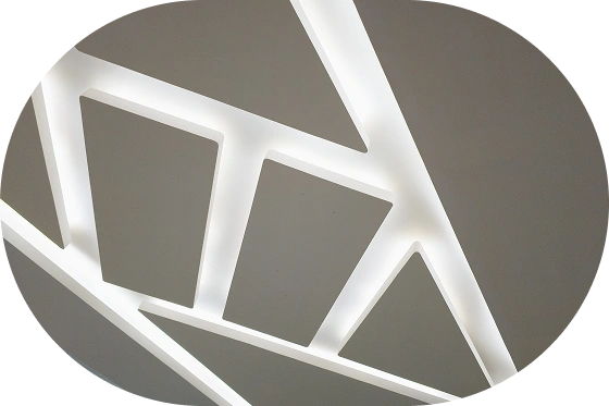 Müasir asılmış gipsokarton tavan, inteqrasiya olunmuş həndəsi LED işıqlandırma elementləri ilə müasir interyerdə.