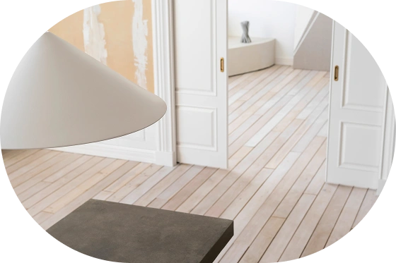 Ağ divarları, təbii taxta döşəməsi və açıq qapıları ilə geniş atmosfer yaradan minimalistik interyer.