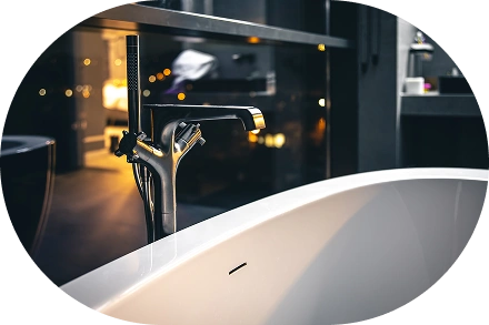 Zərif müasir interyerə quraşdırılmış müasir xrom hamam kranının yaxından çəkilmiş görüntüsü