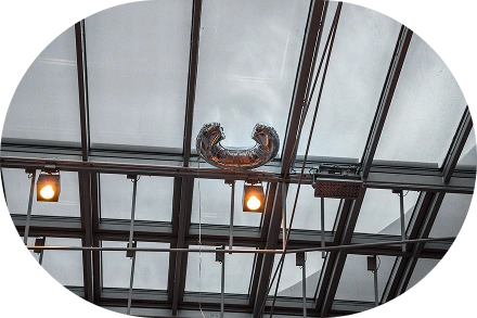 Müasir interyer təmir layihələrində istifadə olunan inteqrasiya olunmuş işıqlandırma qurğuları olan müasir sənaye üslubunda şüşə tavan.