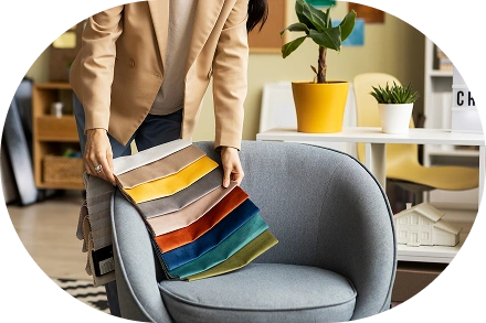 Bir müştəri interyer dizayn studiyasında mebelin fərdiləşdirilməsi üçün döşəmə parça nümunələri seçir.