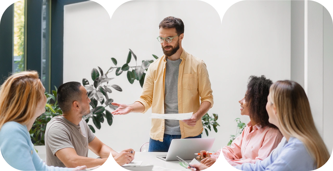 Müasir ofis mühitində əməkdaşlıq görüşü zamanı ideyaları müzakirə edən və sənədləri nəzərdən keçirən peşəkar komanda