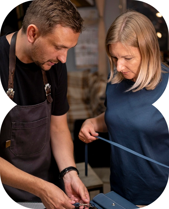 Mebel üzlüyü materiallarının seçilməsi və mebelin fərdiləşdirilməsi üçün parça ölçülməsində müştəriyə məsləhət verən mütəxəssis.