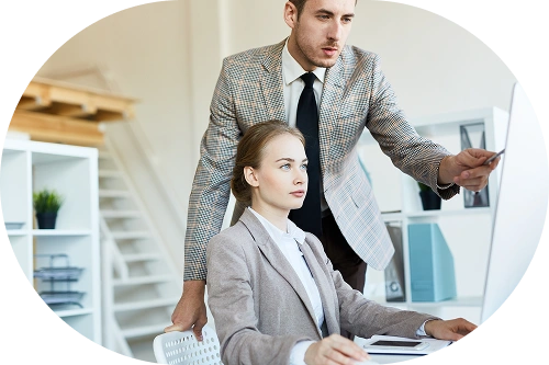 İki mütəxəssis müasir ofis mühitində işgüzar məsləhətləşmə zamanı sənədləri birlikdə nəzərdən keçirirlər.